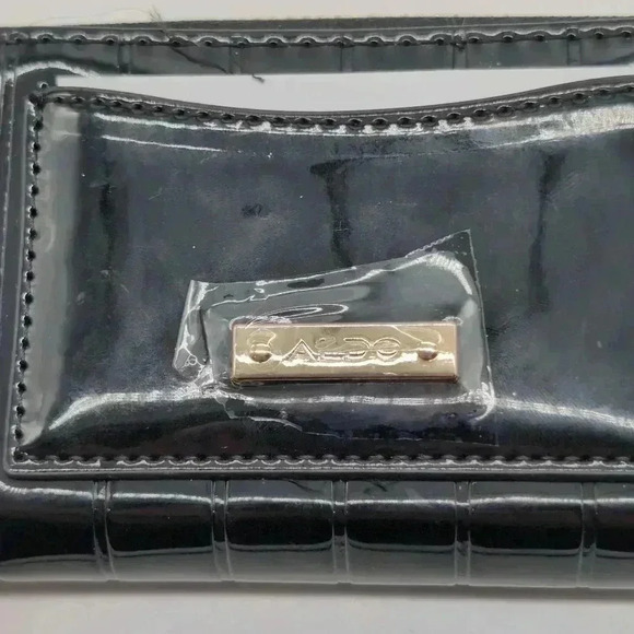 Aldo Klep 007 Ladies Wallet. Shiny black with gold zipper and logo - Picture 4 of 4